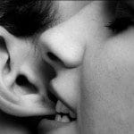 Significado de los besos en la oreja